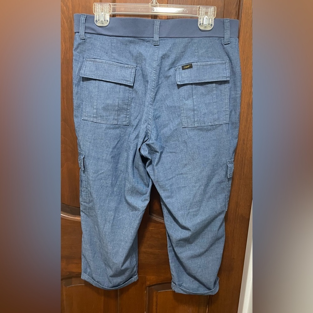 Lee women’s Flex-To -Go Cargo Capri pants size 12M . Blue - Picture 2 of 7